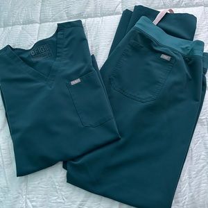 Figs Scrubs Tech Collection. Catarina top, Livingston pants. Caribbean Blue XL